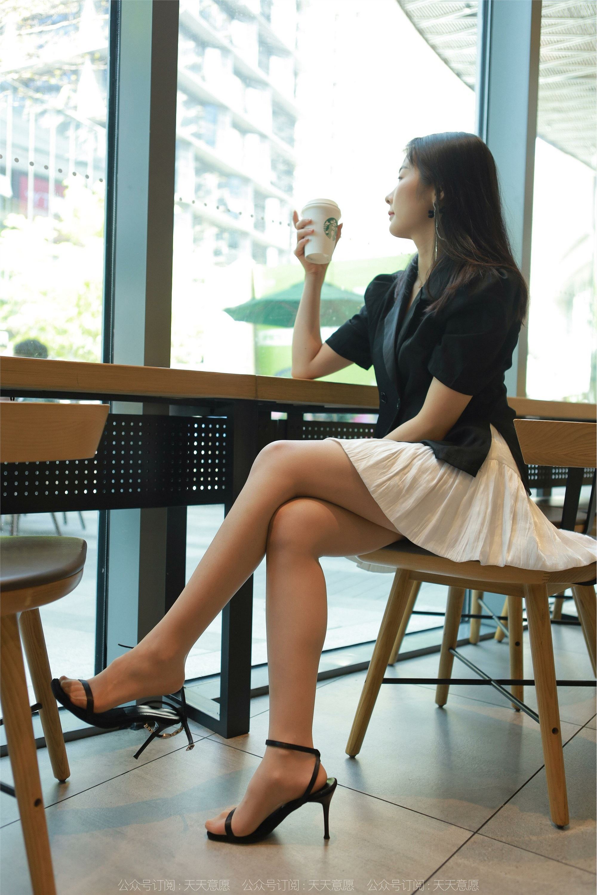 IESS异思趣向  2022.05.06 丝享家 1080：小金《简约黑色凉鞋》